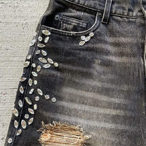 Pantalones Cortos de Mezclilla Negros para Hombre con Detalles de Tachuelas y Estampado de Esqueleto, Estilo Desgastado, Jeans Cortos de Verano - Product Image 3