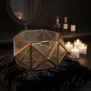 Artisan Design B110 Geometrische Schmuckbox aus Messing & Glas mit Goldrahmen und Messingfinish für Halsketten- und Ringaufbewahrung - Product Image 3