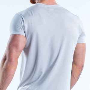 Camiseta Deportiva de Manga Corta para Hombre, Cuello Redondo, Color Gris Claro, Corte Ajustado, Tejido de Secado Rápido, Estilo Atlético - Product Image 4