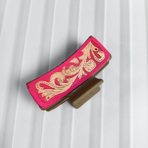 Pinza para el pelo de cuero genuino estilo vaquera vintage, hecha a mano, accesorio occidental para el cabello, nuevas pinzas de diseño con grabado artesanal. - Product Image 1