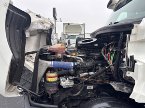 Camión Freightliner Cascadia 12564ST Usado en Buenas Condiciones, Modelo 2019/2020, con Cabina Dormitorio, Transmisión Automática y 261,779 millas - Product Image 3