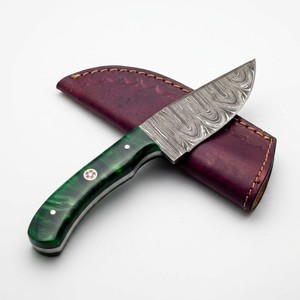Cuchillo Skinner de Acero de Damasco Hecho a Mano con Mango de Resina Verde, Pasador de Latón y Funda de Cuero. Fabricante OEM Personalizado, Venta al por Mayor y a Granel. - Product Image 1