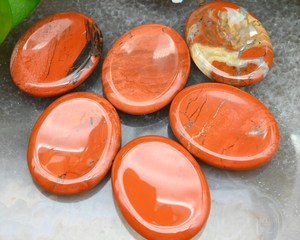 Piedra de Jaspe Rojo Pulida de Alta Calidad para Masaje del Pulgar, Estilo Feng Shui, Venta al por Mayor de Muntaha Agate - Product Image 1