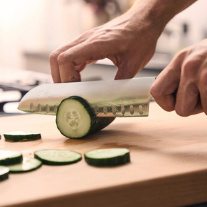 Cuchillos Santoku con mango negro y remaches, hoja ancha plateada y surcos ovalados para cortar pepinos, picar y trinchar verduras - Product Image 3