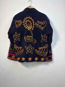 เสื้อแจ็คเก็ตปักลายผสมผสานแฟชั่นสมัยใหม่กับงานฝีมืออินเดียดั้งเดิม เสื้อโค้ทกำมะหยี่ทำมือสำหรับผู้หญิง สไตล์โบฮีเมียน เสื้อคลุมฤดูหนาว - Product Image 6
