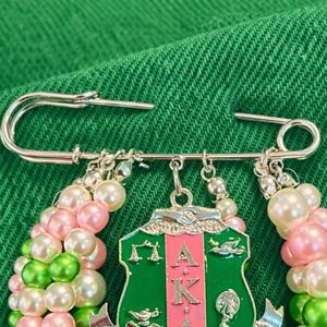 Broche de Perlas Rosa y Verde AKA Shield, Elegante Accesorio de Joyería para Hermandades con Cuentas Rosa y Verde y Diseño en Tono Dorado para Mujer - Product Image 3