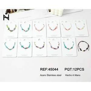 Bracciale PULSERA a 3 sezioni con pietre frantumate e perline di riso, accessorio alla moda con perline - Product Image 1