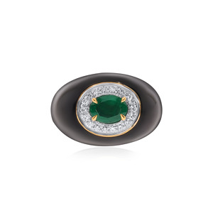 Anillo de Cóctel de Lujo en Esmalte Negro con Piedra Ovalada Color Esmeralda y Halo Brillante Redondo en Oro de 18K - Product Image 3
