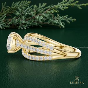 Bague de fiançailles en or jaune avec diamant de laboratoire rond brillant, bague de mariage à triple sangle fendue style Cathédrale - Product Image 4