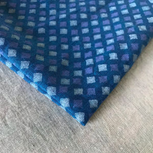 Tela de algodón estampada a mano con motivos indigo – Patrón geométrico de diamantes en azul y lila |   Venta al por Mayor de Textiles Indios - Product Image 4