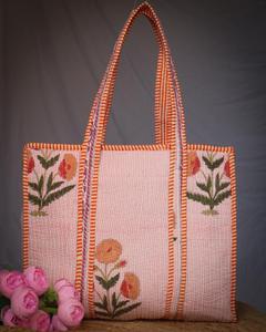 Bolso Tote Acolchado con Estampado Artesanal – Bolso de Hombro de Algodón con Diseño Floral Rosa y Naranja - Product Image 1