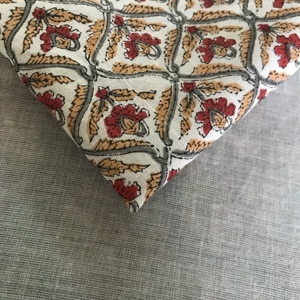 ผ้าฝ้ายพิมพ์ลายด้วยมือ – ลายดอกไม้แบบจาลี สีแดงและมัสตาร์ดบนพื้นผ้าสีธรรมชาติ - Product Image 3