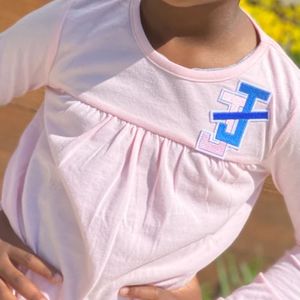 Camiseta Personalizada para Niñas, Color Rosa, Manga Corta, Cuello Redondo, Informal, Cómoda, con Estampado y Bordado - Product Image 1