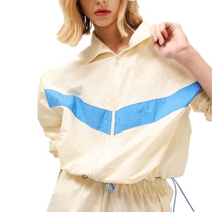 Chándal personalizado con cremallera para mujer, ropa deportiva de bloque de Color, conjunto de Jogger, conjunto corto cortavientos de nailon para mujer - Product Image 4