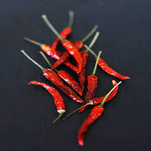Piment rouge entier 100% pur, séché au soleil naturellement, en provenance du Gujarat, Inde, pour la fabrication alimentaire par FitTree International - Product Image 1