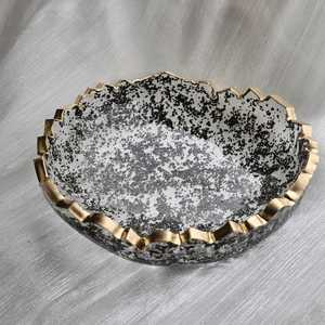 Bandeja de Resina con Grandes Fragmentos de Pirita, Hecha a Mano, Pintada a Mano, Diseño Personalizado, Artesanía Atemporal, Decoración Abundante - Product Image 2