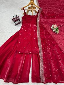 Nuevo Traje Sharara de Diseñador con Bordados Pesados y Lentejuelas, Colección para Fiestas de Diwali, Sin Arrugas - Product Image 5