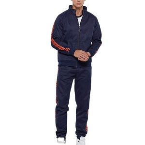 Ensemble de survêtements de football 2 pièces pour hommes à séchage rapide personnalisé OEM 100% vêtements de sport de gymnastique en polyester avec rayures latérales veste d'entraînement - Product Image 1