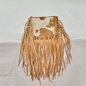 Bolso bandolera bohemio de cuero genuino con parche de piel de vaca y flecos largos para uso diario. - Product Image 2