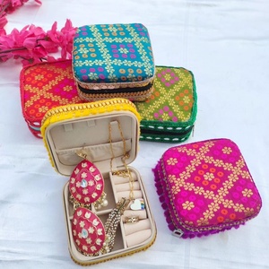 Caja de Joyería Artesanal Tradicional de Tela con Cierre de Cremallera, Diseño de Espejo y Brocado para Anillos, Pendientes y Collares - Product Image 1