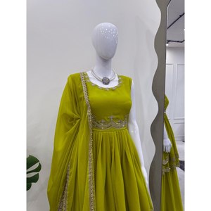 Ensemble de costume en mousseline de soie de créateur pour soirée, avec broderies et sequins, taille XL - Product Image 5