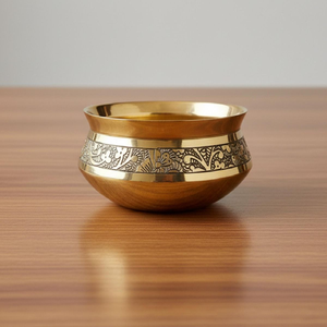 Olla tradicional de latón martillado con tapa interior a juego y asas laterales redondas, disponible a precios de mayorista. - Product Image 5