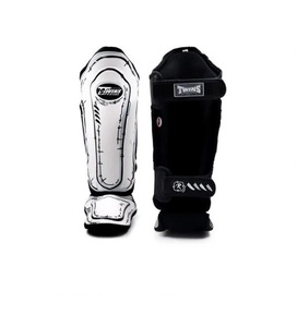 Ensemble de gants et protège-tibias MMA Twins en cuir de vachette premium, légers, respirants, avec fermeture auto-agrippante, pour l'entraînement de boxe et les arts martiaux - Product Image 5