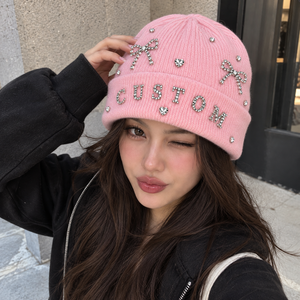 Gorros de Invierno de Punto Rosa para Mujer al por Mayor con Letras Personalizadas de Diamantes de Imitación, Gorra de Moda con Lazo de Cristal, Proveedor B2B de Marca Privada a Granel - Product Image 3