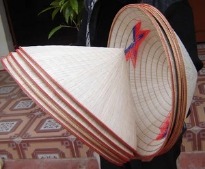 Sombrero cónico con marco de bambú duradero, sombrero de hoja de palma hecho a mano de Vietnam para uso en exteriores y necesidades decorativas Sra. Cherish - Product Image 3