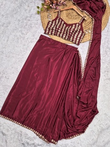 Sari indien élégant en soie crêpe violette, longueur ras du sol, séchage rapide, prêt-à-porter, avec chemisier, broderie dorée et travail de sequins - Product Image 6