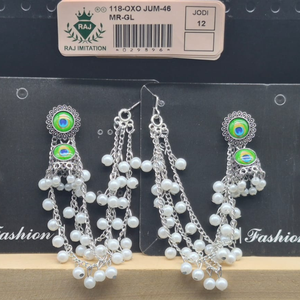 Boucles d'oreilles Jhumka indiennes en argent plaqué avec plumes de paon, perles blanches, pampilles et chaîne Kaan multi-brins – Ensemble de bijoux en gros - Product Image 1