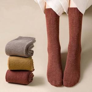 Chaussettes d'hiver épaisses pour femmes, chaussettes thermiques mi-mollet en tricot, chaussettes chaudes en tricot de couleur unie pour un usage quotidien en intérieur - Product Image 3