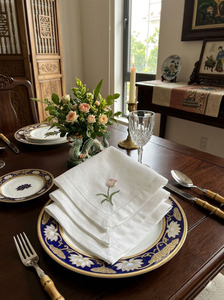 Serviettes en tissu personnalisées en gros, broderie fleur de tulipe, serviettes de table en coton avec ourlet festonné, durables pour la maison, les mariages et les événements - Product Image 2