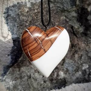 Pendentif en bois et résine fait main de luxe |   Collier en bois écologique avec motif d'amour |   Pendentif en époxy design pour mariage - Product Image 5