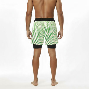 Shorts de bain pour hommes 2-en-1 à sublimation, imprimé à pois optiques, pour la plage et l'entraînement, avec poche zippée et doublure de compression - Product Image 3