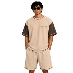 Conjunto de camiseta y pantalones cortos beige para hombre, talla grande, con mangas en contraste marrón oscuro, logotipo personalizado, cuello redondo, estilo casual urbano, venta al por mayor. - Product Image 1
