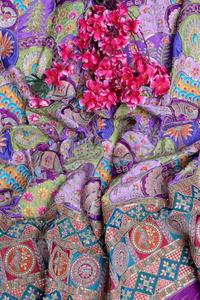 Tissu en crêpe naturel violet à imprimé floral Buta avec bordure ornementale épaisse pour vêtements ethniques et robes Kurti - Product Image 4