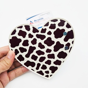 Azulejo con Estampado de Vaca en Forma de Corazón, Blanco y Negro, Accesorio Decorativo, Proveedor Mayorista - Product Image 2