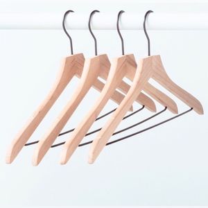 Cintres en bois sur mesure de haute qualité, robustes, antidérapants et multi-usages pour les magasins de vêtements et les armoires - Product Image 1
