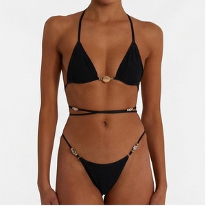 Ensemble bikini deux pièces noir avec haut halter orné de bijoux en forme de coquillages et bas string - Product Image 1