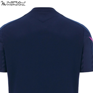 Camiseta Deportiva Premium Color Azul Marino Oscuro con Patrón a Cuadros Tonales y Detalles de Rayas Rosas, OEM ODM, Secado Rápido, Estilo Rugby - Product Image 4