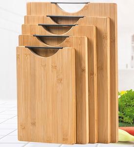 Tabla de cortar compacta de madera para espacios de cocina pequeños, que ofrece un tamaño práctico y un acabado de madera natural. - Product Image 1