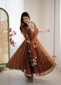 Conjunto Anarkali de Diseño Estilo Bollywood - Detalles Brillantes con Lentejuelas Arcoíris y Moti - Product Image 4