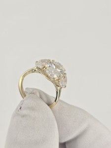 Anillo de diamante cultivado en laboratorio en oro amarillo de 14K y 18K |   Diamante Ovalado Central con Piedras Laterales en Forma de Media Luna |   Joyería Fina para Compromiso de Mujeres - Product Image 3