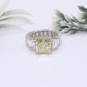 Anillo de compromiso de lujo de oro bicolor con diamante de laboratorio de corte cojín amarillo, banda de eternidad para aniversario y boda, personalizado y de alta joyería. - Product Image 1