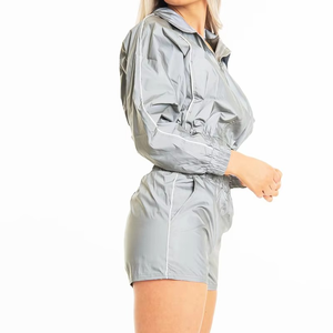 Ensemble 2 pièces de haute qualité pour femme : coupe-vent oversize, haut court zippé et short avec veste - Product Image 3