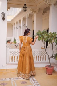 ชุดเดรส Anarkali ผ้าฝ้ายสีมัสตาร์ดสำหรับผู้หญิง งานปักลายแบบดั้งเดิม เหมาะสำหรับงานปาร์ตี้ ลดราคาพิเศษ มีจำหน่ายแล้ว - Product Image 3