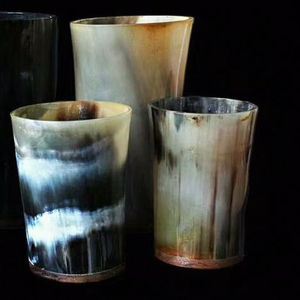 Vaso de Lujo de Cuerno Natural de Búfalo y Buey con Base de Madera, Auténtico Estilo Vikingo Medieval - Product Image 1