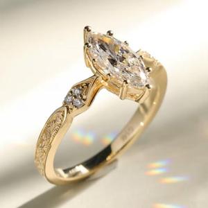 Anillo de Oro Amarillo Macizo con Diamante Corte Marquesa, Engaste de Múltiples Puntas, Banda de Filigrana Vintage Sencilla, Pequeños Detalles Laterales, Anillo Solitario - Product Image 4
