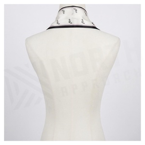 Pañuelo de Seda Cuadrado para Mujer, Elegante Estampado Floral, Accesorio de Moda Multifuncional para Todas las Temporadas - Product Image 2
